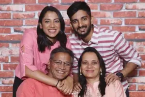 Who all are there in Smriti Mandhana 's family?