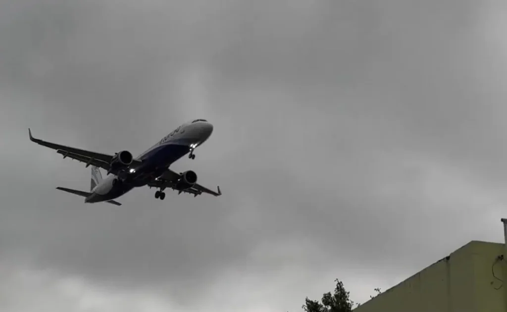 चक्रवाती तूफान फेन्गल(Cyclone Fengal) के बीच चेन्नई में इंडिगो(Indigo) फ्लाइट की लैंडिंग में संघर्ष: वायरल वीडियो ने दिखाया ड्रामा
