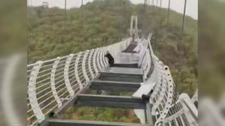  चीन में कांच के पुल के टूटने के बाद आदमी  ने हवा में 330 फीट झूलना छोड़ दिया। डरावना वायरल पिक्स