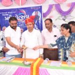 પ્રવેશોત્સવના તૃતિય દિવસે કોણે બાળકોને કુમકુમ પગલે પ્રવેશ કરાવ્યો