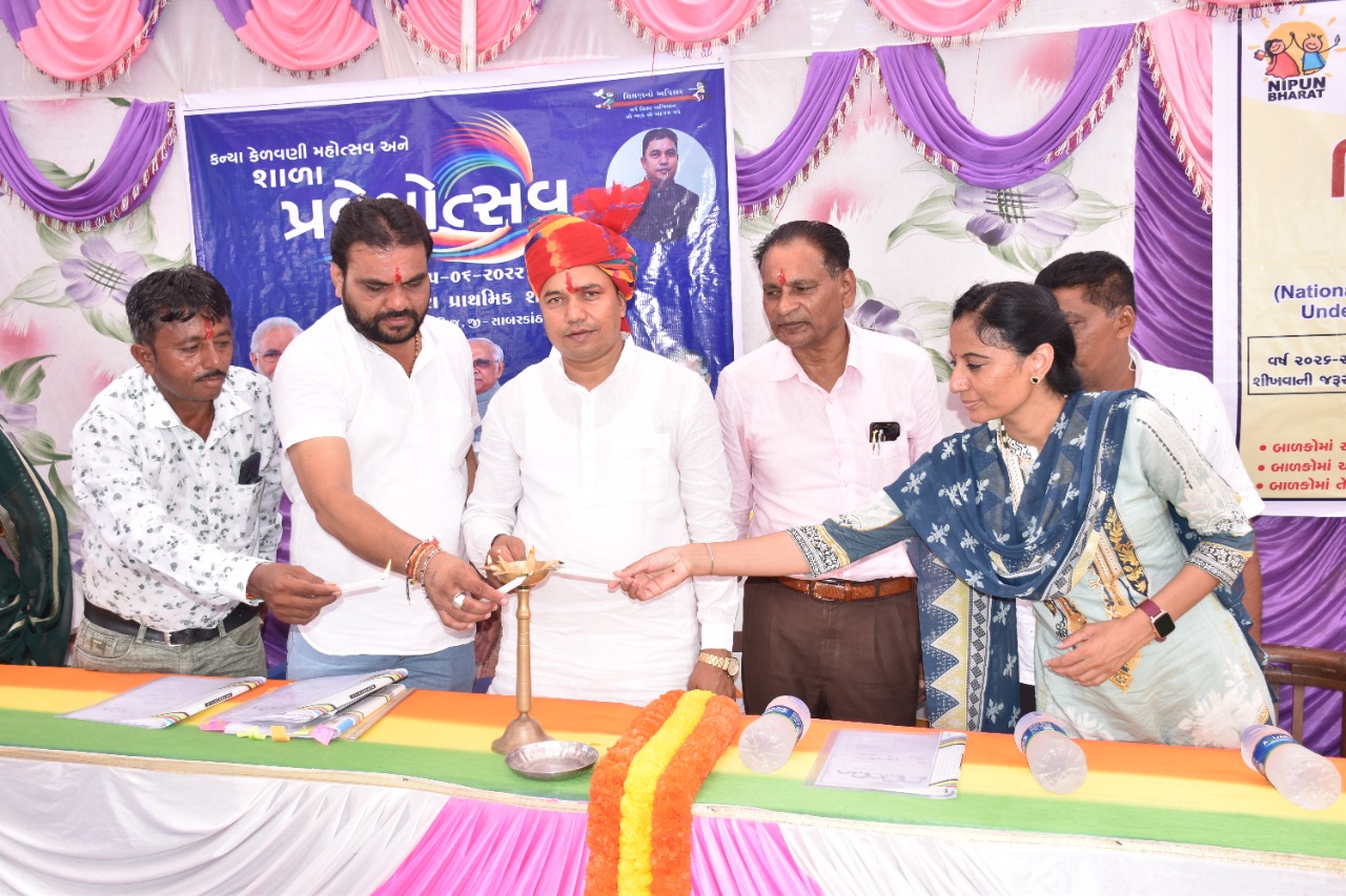 પ્રવેશોત્સવના તૃતિય દિવસે કોણે બાળકોને કુમકુમ પગલે પ્રવેશ કરાવ્યો