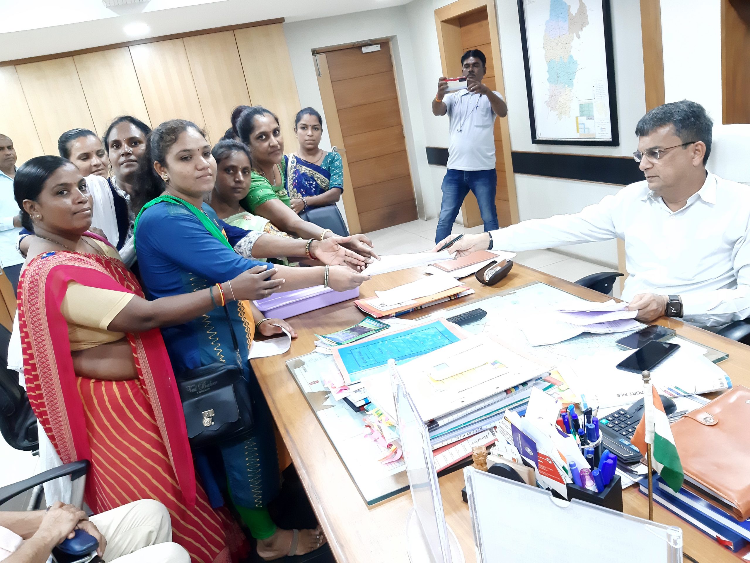 સાબરકાંઠાની બેંક સખી દ્વારા કલેક્ટર તેમજ ડીડીઓ ખાતે સમસ્યાઓની રજૂઆત કરવામાં આવી