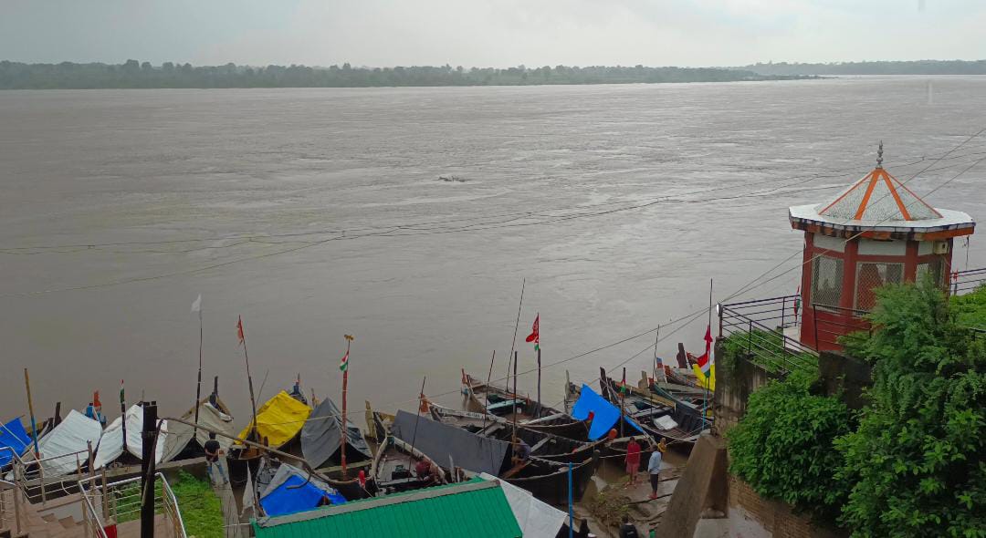 સરદાર સરોવર ડેમથી પાણી છોડાતા નર્મદા નદીના કિનારે…