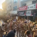 Noida Police: दीवाली के दौरान सुरक्षा के पुख्ता इंतजाम, नोएडा पुलिस ने निकाला फ्लैग मार्च