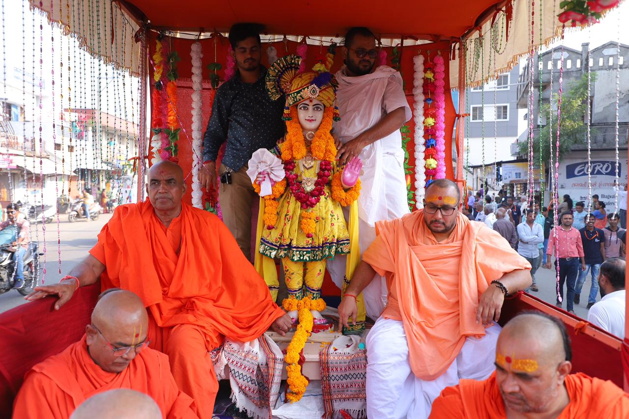 સ્વામિનારાયણના નગરયાત્રા પ્રસંગે હરિભક્તો દર્શનાર્થે ઉમટી પડ્યા