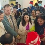 Noida: बढ़ रहा है सर्दी का सितम, सांसद महेश शर्मा ने बांटे कंबल