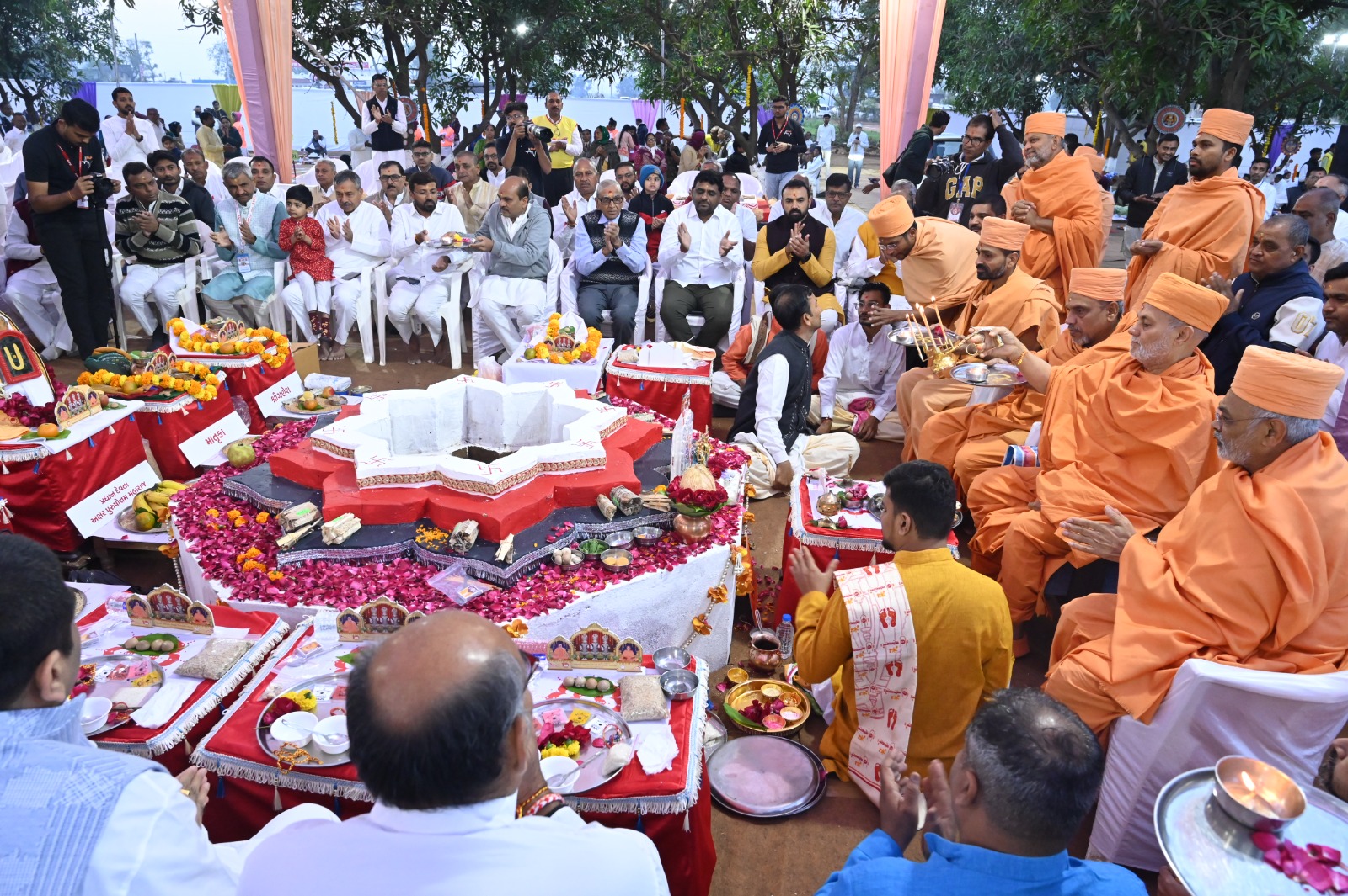 સ્વામિનારાયણ મંદિર દશાબ્દી મહોત્સવ: ૩૨૫ હવનકૂડ પર હવન,9000…