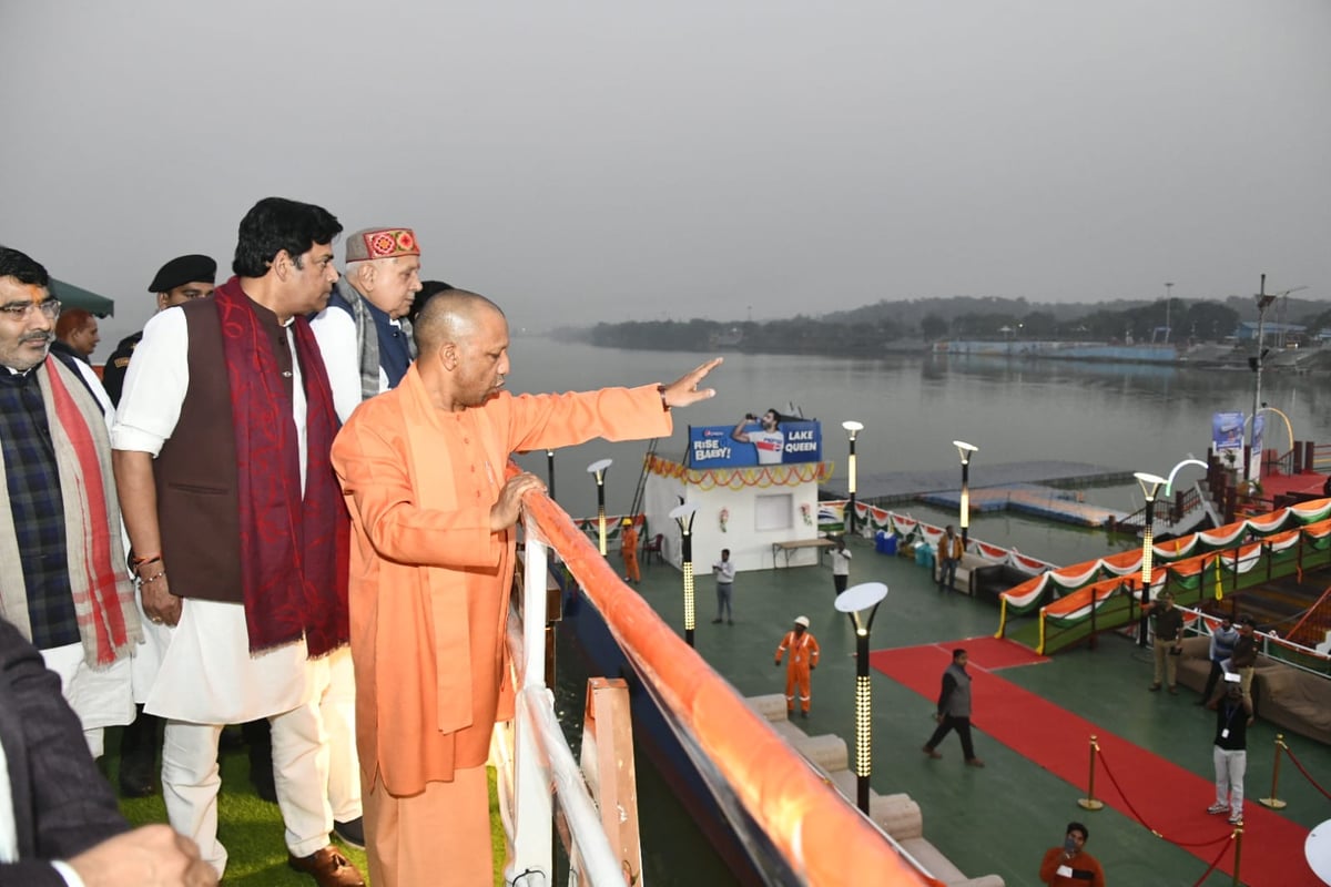 Chief Minister Yogi Adityanath Inaugurates ‘Lake Queen Cruise’ at Ramgarh Taal, Unveiling Plans for Inland Waterway Authority to Enhance Cruise Services and Drive Tourism and Employment Opportunities
