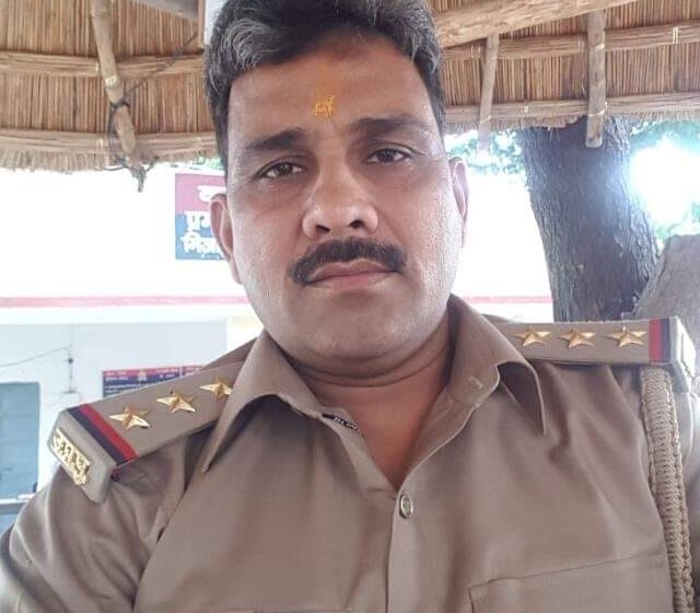  UP Police Inspector Vindyachal Tiwari Mesmerizes Social Media with Recitation of “Main Akela”