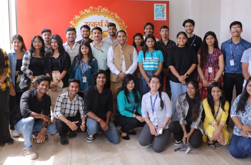  Maharshi University Noida: पत्रकारिता के छात्रों का ‘अमर उजाला’ में इंडस्ट्रियल विजिट, छात्रों ने कहा शानदार था प्रशिक्षण