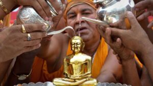 How is Mahavir Jayanti celebrated?