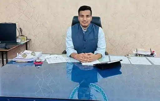  IAS Laxman Tiwari:  बेतिया को नया चेहरा देने में लगा है यह ‘युवा कमांडर’, जनता बोली – “सिस्टम में दिल लगने लगा है”