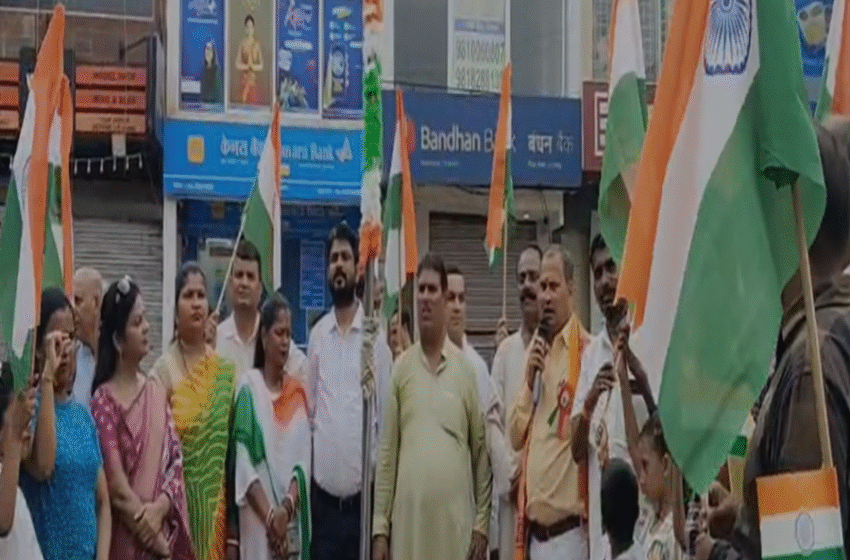 Happy Independence Day: स्वतंत्रता दिवस पर सेक्टर-110 सुपर मार्केट में गूंजा देशभक्ति का जज्बा