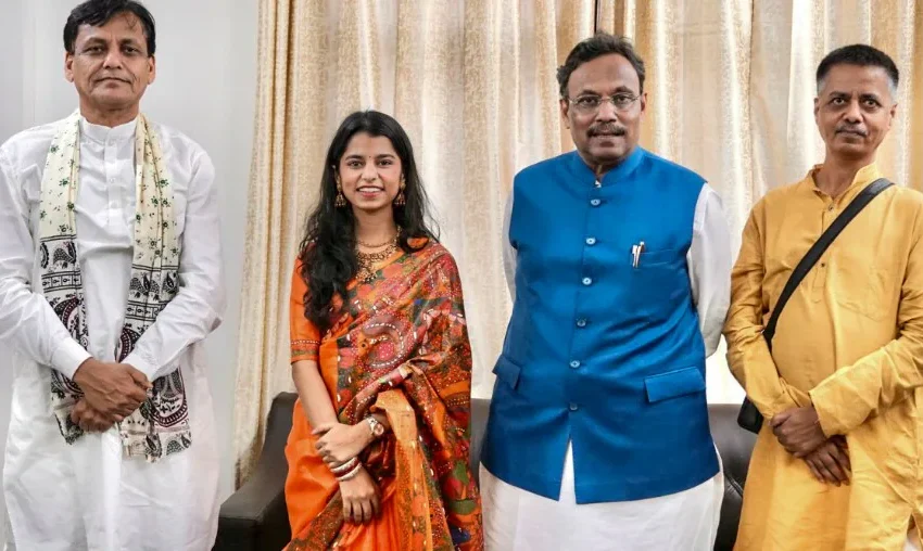 Bihar Assembly Election 2025 : लोक गायिका मैथिली ठाकुर का बीजेपी में प्रवेश, अलीनगर सीट से दांव पर?