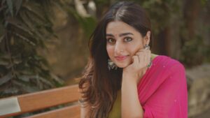 Ayesha Khan vs Paparazzi