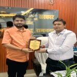 Ramnagar Municipal Council: Feel The Change Foundation के अध्यक्ष डॉ. विकास राज तिवारी ने कार्यपालक पदाधिकारी मुकेश कुमार को किया सम्मानित