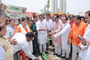 Vriksharopan Maha Abhiyan 2026 : माननीय डॉ. महेश शर्मा, सांसद, गौतमबुद्धनगर, माननीय श्री पंकज सिंह, विधायक, नोएडा, श्री महेश (जिला अध्यक्ष) एवं श्री योगेंद्र शर्मा, फोनरवा अध्यक्ष द्वारा पौधारोपण किया गया।
