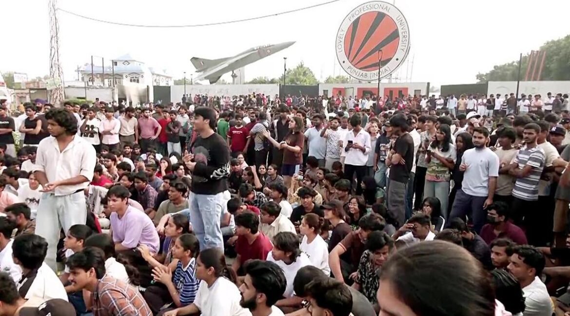 LPU Student Protest : LPU में छात्रा से रेप की अफवाह के बाद बवाल, वाहनों में आगजनी; यूनिवर्सिटी 10 दिन के लिए बंद, परीक्षाएं टलीं