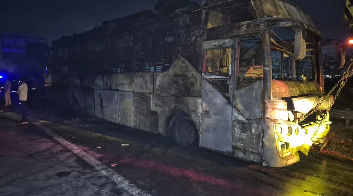 Yamuna Expressway Bus Fire : प्रत्यक्षदर्शियों ने सुनाई दहला देने वाली आपबीती, धुएं और अफरा-तफरी में बची जान
