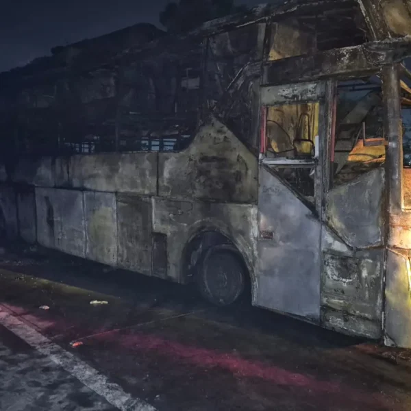 Yamuna Expressway Bus Fire : प्रत्यक्षदर्शियों ने सुनाई दहला देने वाली आपबीती, धुएं और अफरा-तफरी में बची जान
