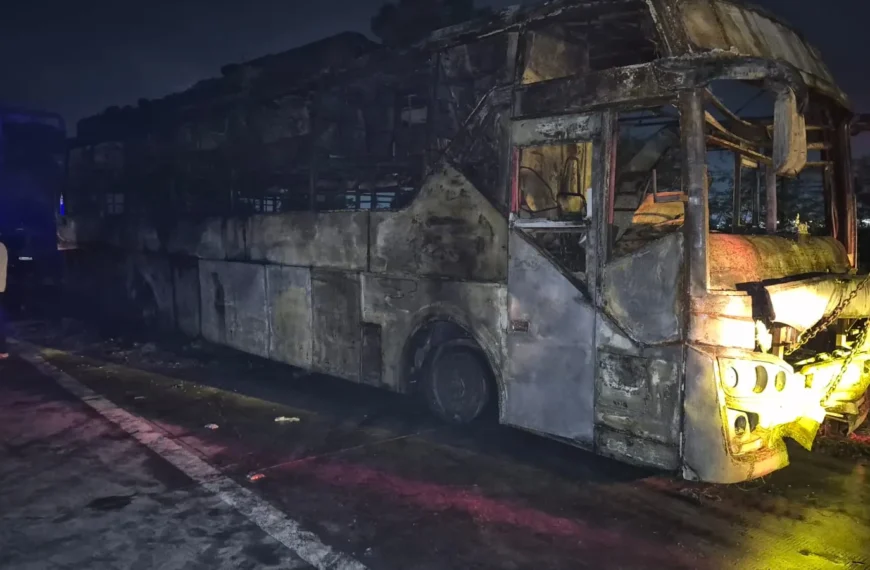 Yamuna Expressway Bus Fire : प्रत्यक्षदर्शियों ने सुनाई दहला देने वाली आपबीती, धुएं और अफरा-तफरी में बची जान