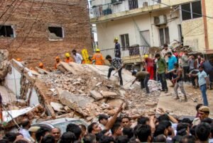 Satya Niketan Building Collapse : 7 की मौत, कई छात्र मलबे में फंसे, मालिक हरिराम गिरफ्तार