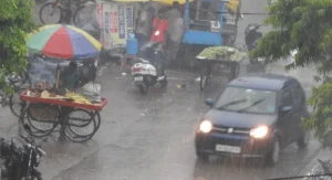Aaj ka Mausam : यूपी में रेड अलर्ट, ओडिशा में बाढ़-बारिश से हालात बिगड़े, छत्तीसगढ़ में स्कूल बंद