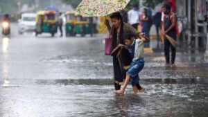 Aaj ka Mausam : यूपी में रेड अलर्ट, ओडिशा में बाढ़-बारिश से हालात बिगड़े, छत्तीसगढ़ में स्कूल बंद